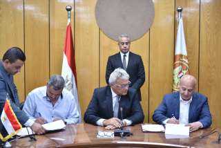 وزير العمل يشهد نجاح مفاوضة...