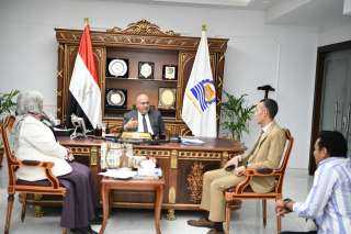 محافظ قنا يستقبل مدير مرفق...