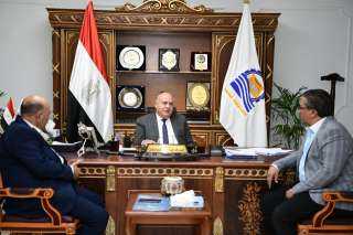 محافظ قنا يلتقى مجلس إدارة...