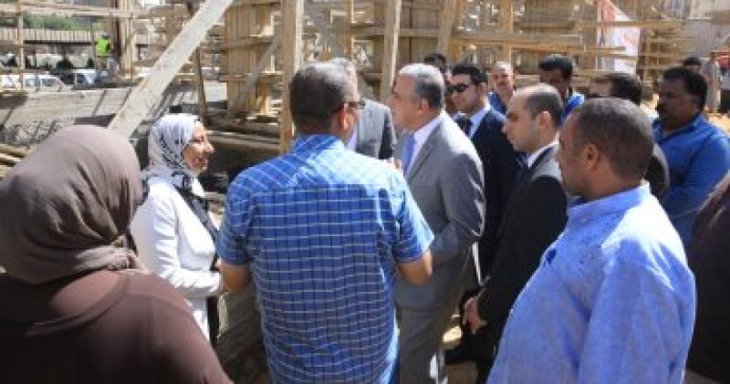 محافظ سوهاج يتفقد سوق السمك الحضرى