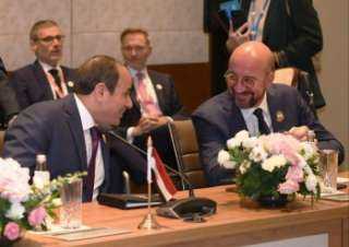 الرئيس السيسي يجري حوارا جانبيا...