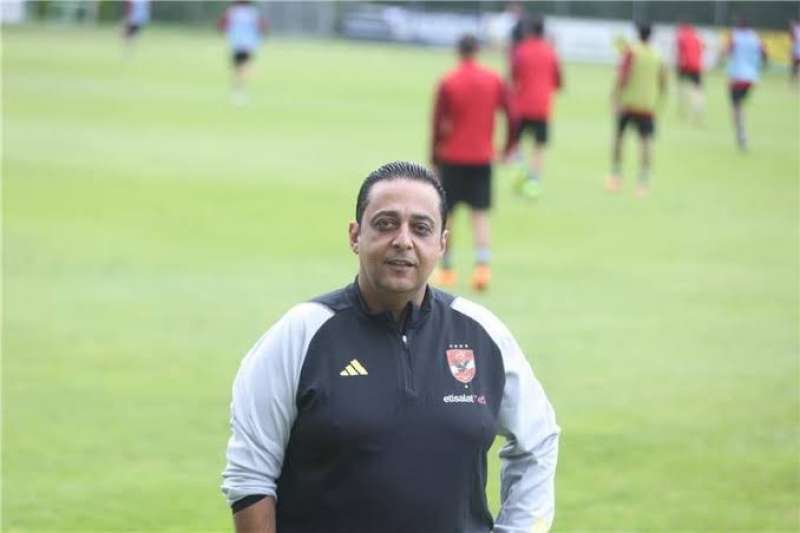 طبيب الأهلي يعتذر عن عدم استكمال مهمته مع الفريق.. والنادى يبحث عن بديل