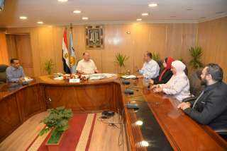 محافظ أسيوط يلتقي مدير مدرسة...