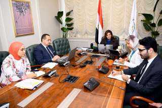 وزيرة الهجرة تبحث مقترح طبيب...