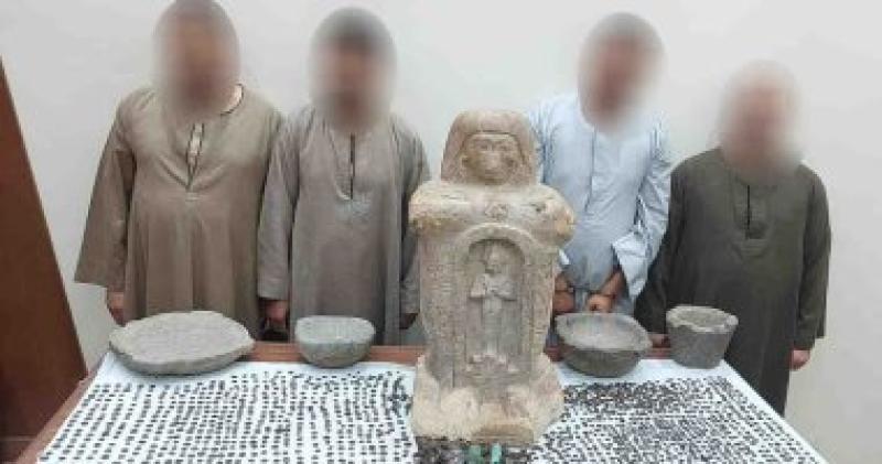 المتهمين وبحوزتهم المضبوطات