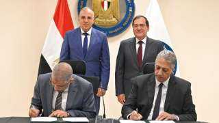 سويلم الملا يشهدان توقيع بروتوكول...