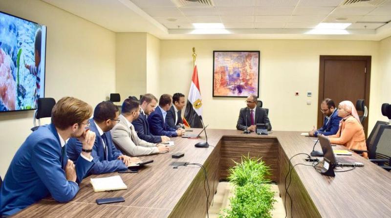 نائب وزير الإسكان يلتقى أحد التحالفات العالمية والمحلية المتخصصة في إنشاء وتشغيل محطات تحلية مياه البحر