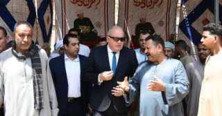 محافظ قنا يقدم واجب العزاء...