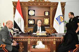 محافظ قنا يواصل إستقبال المواطنين...
