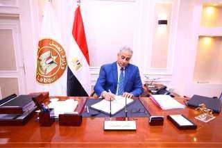 وزارة العمل تدعو العاملين بالمنشآت...