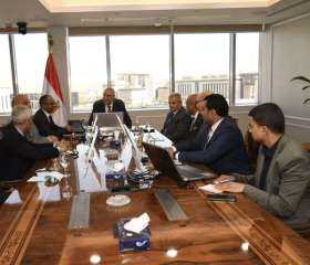 وزير الإسكان يلتقى مسئولى إحدى...