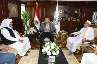 محافظ بني سويف يستقبل وفداً...
