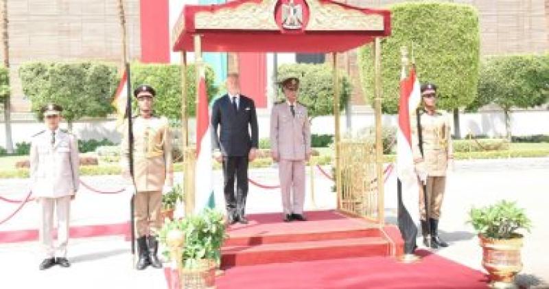 الفريق أول محمد زكى يلتقى وزير دفاع المجر
