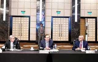 الملا يرأس مائدة مستديرة مع...