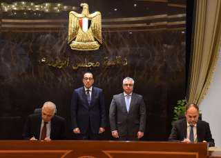 رئيس الوزراء يشهد توقيع عقد...