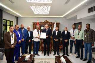 لتميزهم في مهرجان المسرح بتونس...