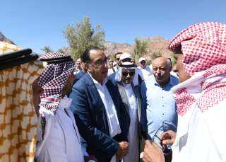 رئيس الوزراء يتفقد مشروع مركز...