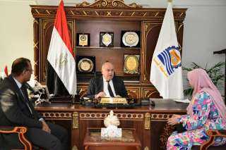 محافظ قنا يستأنف استقبال المواطنين...