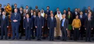 الرئيس السيسي يلتقط صورة تذكارية...