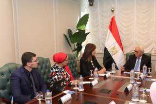 وزير التربية والتعليم يستقبل السفيرة...