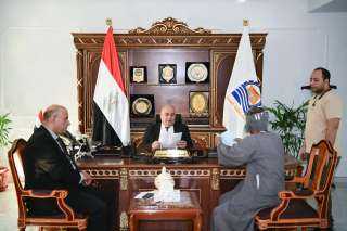 محافظ قنا يستقبل 50مواطن بمكتبه...