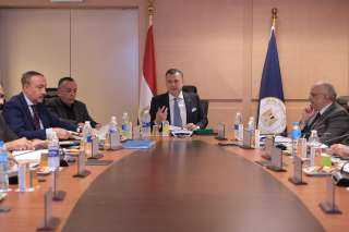 وزير السياحة والآثار يترأس اجتماع...