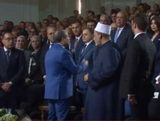الرئيس السيسي: البلاد بتكبر وتنمو...