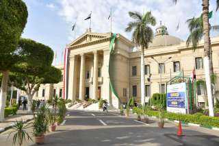 جامعة القاهرة تتزين بالأعلام مع...