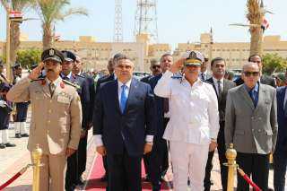 محافظ البحر الأحمر يضع اكليل...