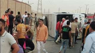 إصابة 17 شخصًا فى انقلاب...