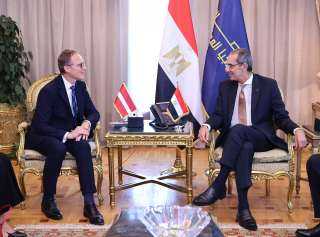 عمرو طلعت يبحث مع سفير...