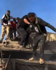 بالفيديو.. لحظة سيطرة مسلحين من...
