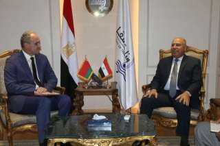 وزير النقل يبحث مع سفير...