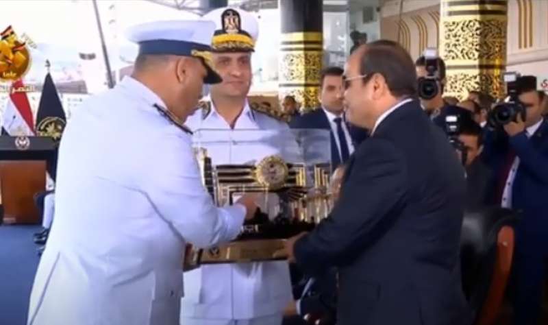 بالفيديو.. هدية تذكارية من أكاديمية الشرطة للرئيس السيسي خلال خفل تخرج دفعة جديدة