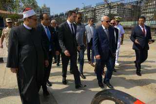محافظ بورسعيد يتفقد مخيم الإيواء...