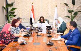 وزيرة الهجرة تلتقي عددًا من...