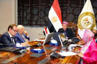 وزيرة البيئة تدير مع نظيرها...