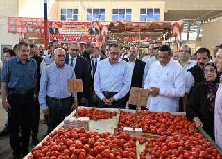رئيس الوزراء يتفقد مجمع الأسواق...