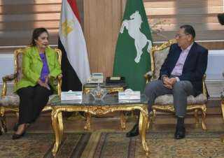 محافظ الشرقية يلتقي السفيرة نائلة...
