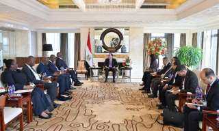 رئيس الوزراء يلتقي رئيس البنك...