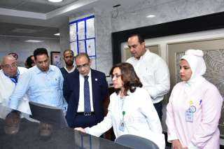 رئيس هيئة الرعاية الصحية يرافقه...