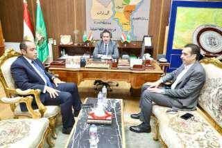 محافظ المنوفية يلتقى نقيب الأطباء...