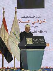 المؤتمرون بمؤتمر الإفتاء يقفون دقيقة...