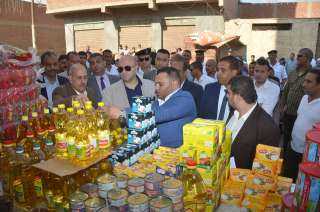 محافظ بني سويف يتفقد منافذ...