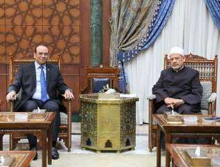 شيخ الأزهر يلتقي وزير الشؤون...
