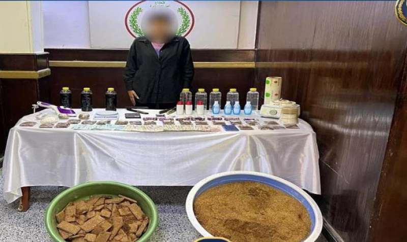 ضبط سيدة بالقاهرة لقيامها بتصنيع والإتجار بالمواد المخدرة