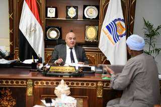 محافظ قنا يواصل استقبال المواطنين...