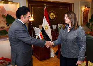وزيرة الهجرة تستقبل السفير المصري...