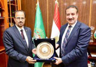 محافظ المنوفية يكرم وكيل وزارة...