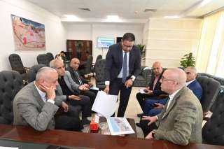 وزير الإسكان يعقد اجتماعا بمقر...